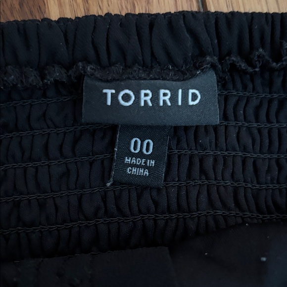 Torrid size 00 flutter-sleeve crop Vneck top w/ faux buttons, smocked back black - Picture 4 of 7